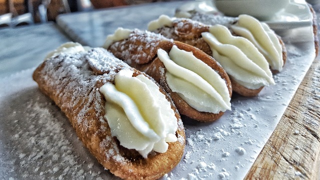 Cannoli stuffed with ricotta