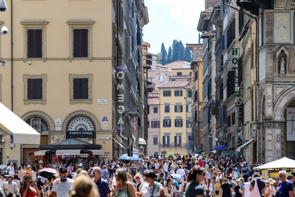 overtourism and crowds of tourists in florence