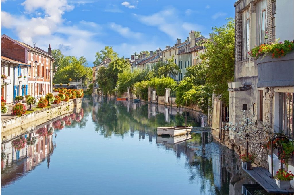 river and town in the champagne region of france